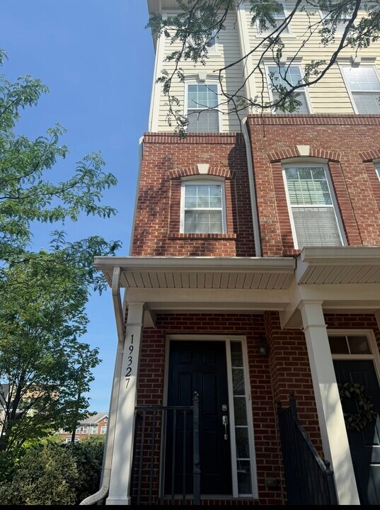 19327 Diamond Lake Dr in Leesburg, VA - Building Photo