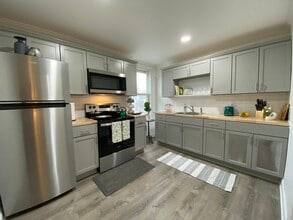 52 Pomeroy Ave, Unit 2 in Pittsfield, MA - Foto de edificio - Building Photo