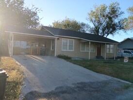 205 Lackey St in Cuero, TX - Building Photo