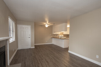 River's Edge Apartments in Lodi, CA - Building Photo - Building Photo