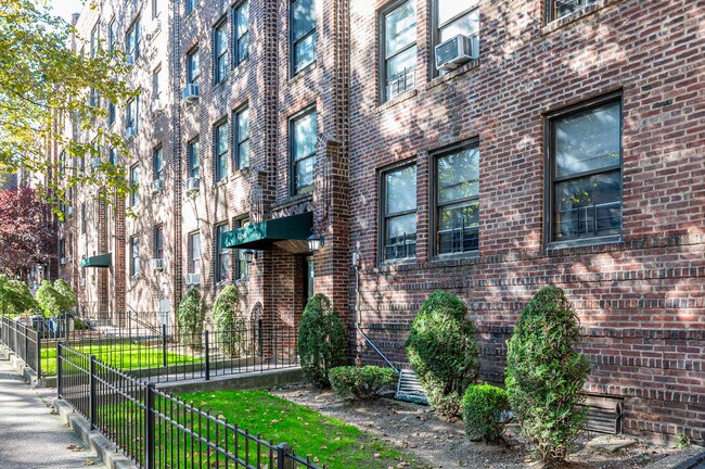 4616 43rd Ave in Sunnyside, NY - Building Photo - Building Photo