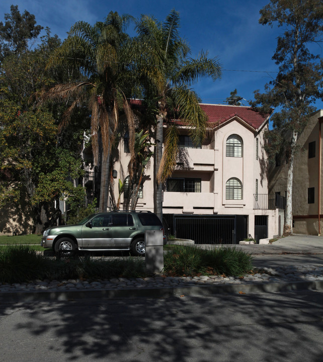 411 W Riverside Dr in Burbank, CA - Building Photo