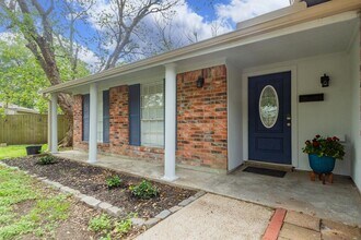 5704 Leggett Ln in Pearland, TX - Building Photo - Building Photo