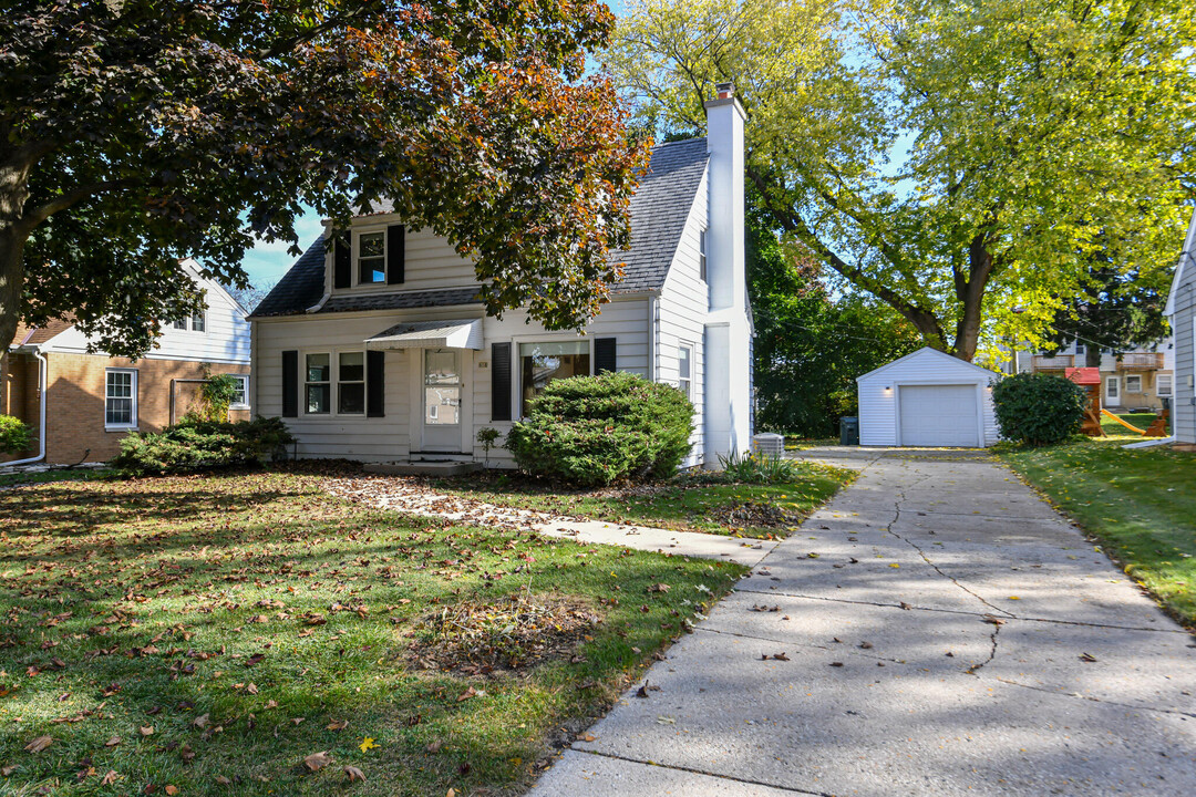 618 N 98th St in Wauwatosa, WI - Building Photo