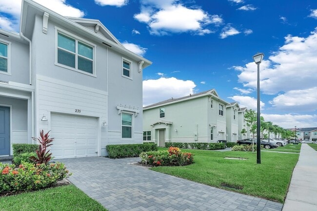 235 SE Woodbark St in Port St. Lucie, FL - Foto de edificio - Building Photo