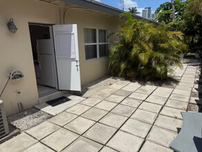 15 SE 10th St, Unit 2 in Fort Lauderdale, FL - Foto de edificio - Building Photo