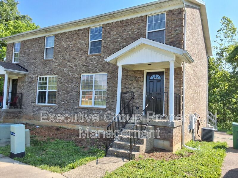 151 Adena Loop in Radcliff, KY - Foto de edificio