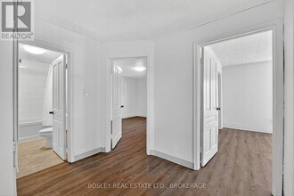 242 Mary St in Niagara-On-The-Lake, ON - Foto de edificio - Building Photo