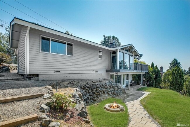 2323 Talbot Rd S in Renton, WA - Building Photo - Building Photo