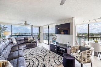 9425 Blind Pass Rd, Unit 508 in St Pete Beach, FL - Building Photo - Building Photo