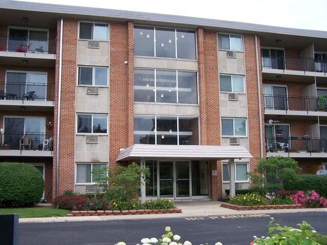 2234 S Goebbert Rd in Arlington Heights, IL - Building Photo