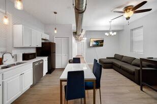 1821 W Cullerton St, Unit 4 bedroom in pilsen in Chicago, IL - Building Photo