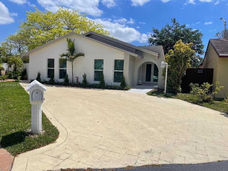 3301 SW 114th Ct in Miami, FL - Building Photo