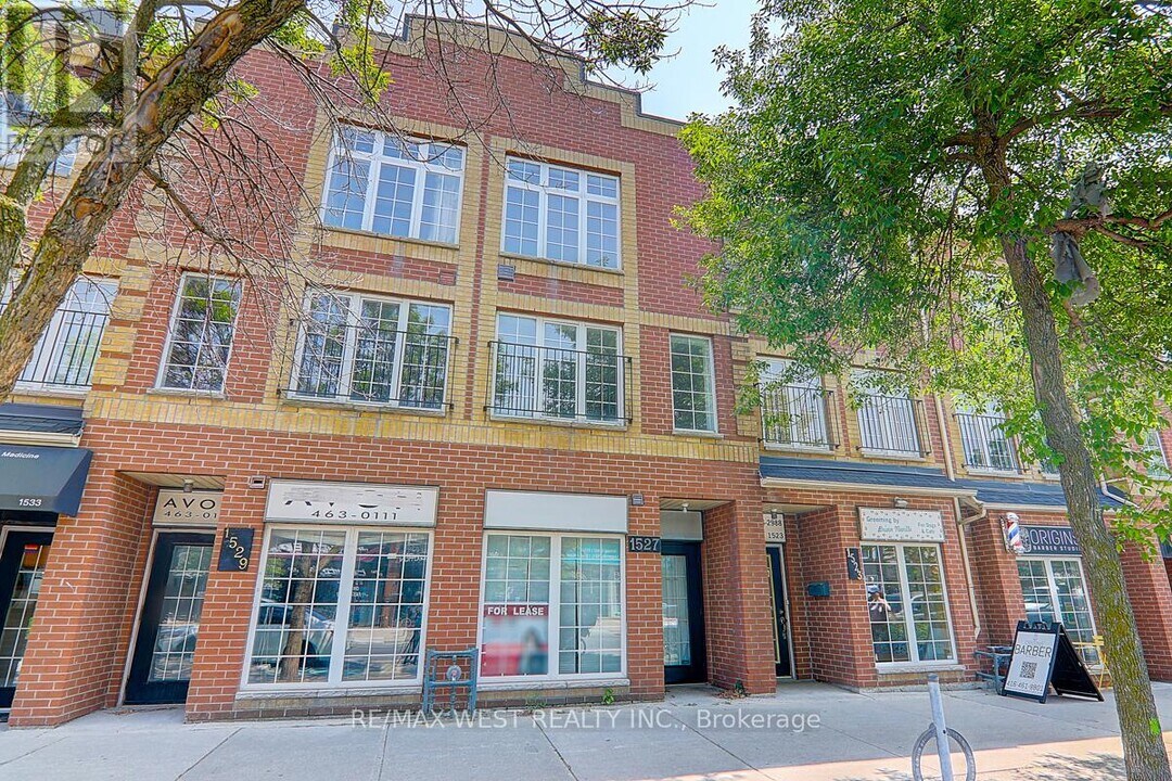 20 Azzarello Ln in Toronto, ON - Building Photo