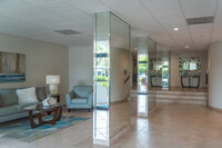 Prelude 80 Condominium in Clearwater, FL - Foto de edificio - Lobby