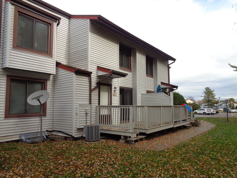 207 Cottonwood Rd in Newington, CT - Foto de edificio