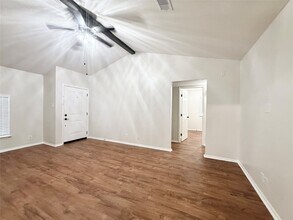 941 S Walker St in Angleton, TX - Building Photo - Building Photo