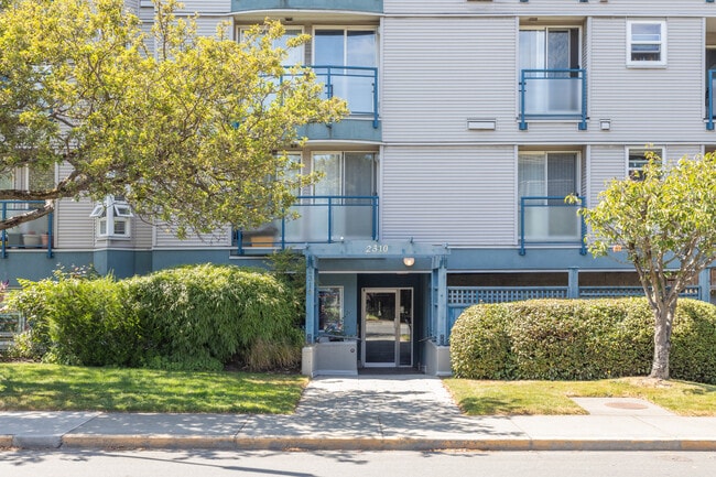 Oakview in Victoria, BC - Building Photo - Building Photo