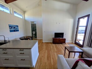 2084 W Hampton Dr, Unit Guesthouse in Arroyo Grande, CA - Building Photo - Building Photo