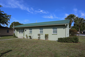 Twin Lakes in West Palm Beach, FL - Building Photo - Building Photo