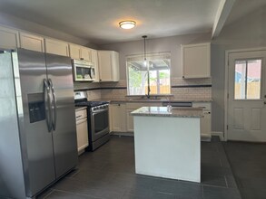 13205 Bourbon St in Austin, TX - Foto de edificio - Building Photo