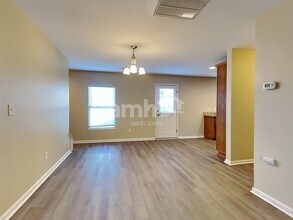 241 Emerald Isle Dr in Moncks Corner, SC - Foto de edificio - Building Photo