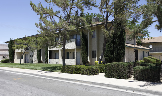 Woodcrest Apartments in Victorville, CA - Building Photo - Building Photo