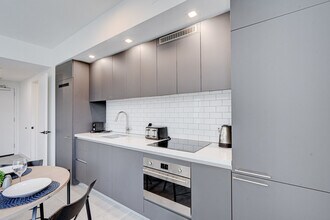 300 NE 2nd Ave in Miami, FL - Foto de edificio - Building Photo