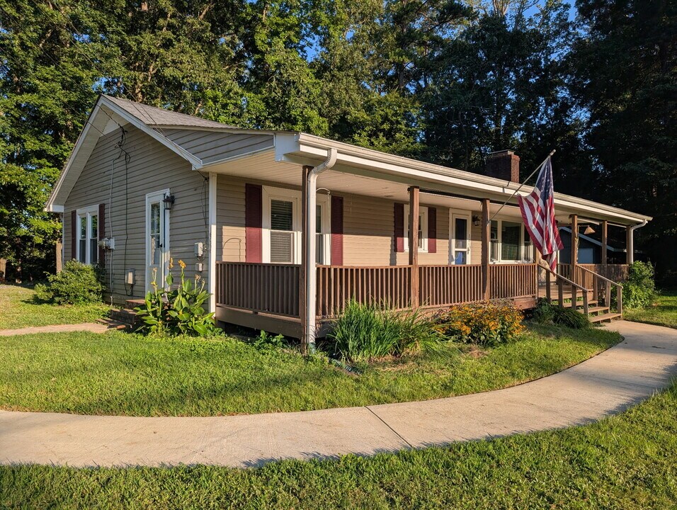 8096 US Hwy 220 Business N in Randleman, NC - Building Photo