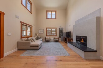 10802 Creek Rd in Ojai, CA - Building Photo - Building Photo