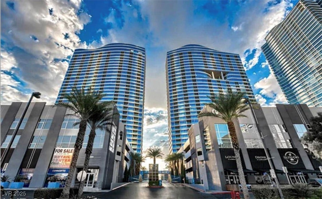 4575 Dean Martin Dr in Las Vegas, NV - Building Photo