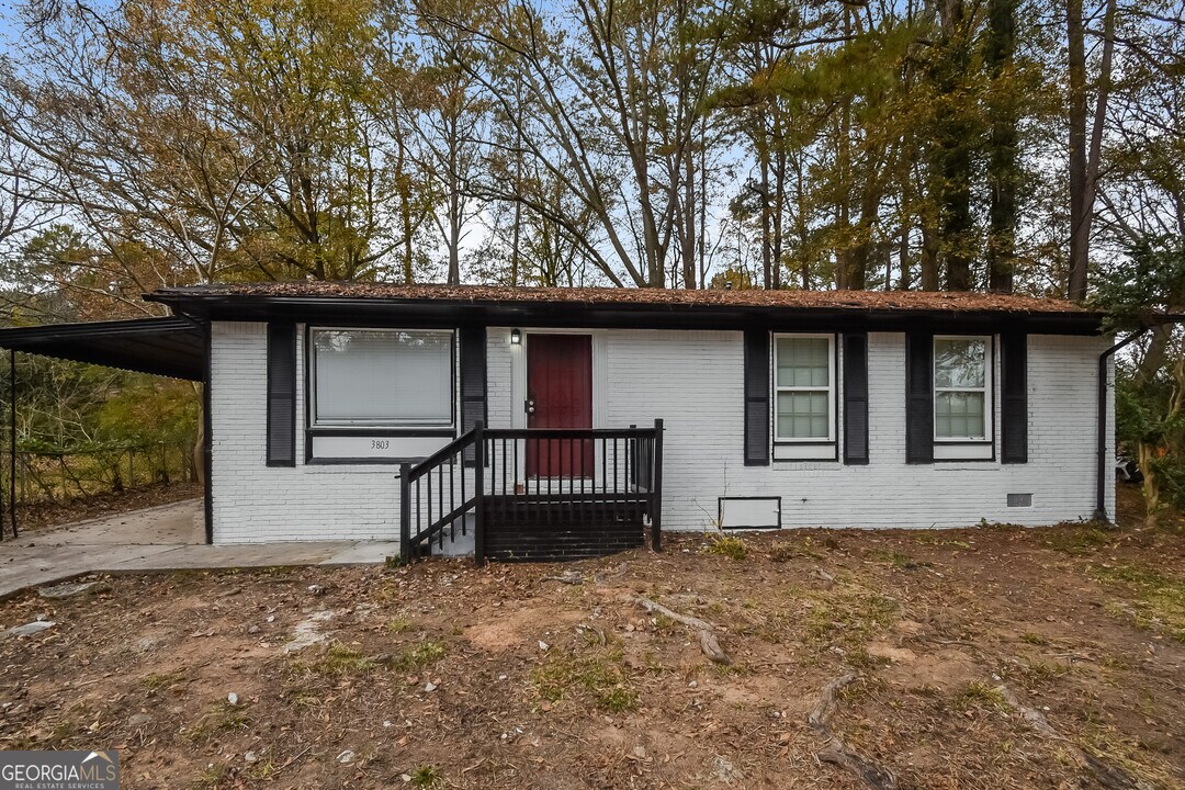 3803 Bakers Ferry Rd SW in Atlanta, GA - Building Photo