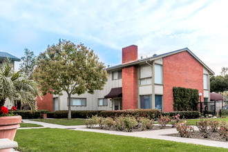 Tustin Village Apartments in Tustin, CA - Foto de edificio - Building Photo