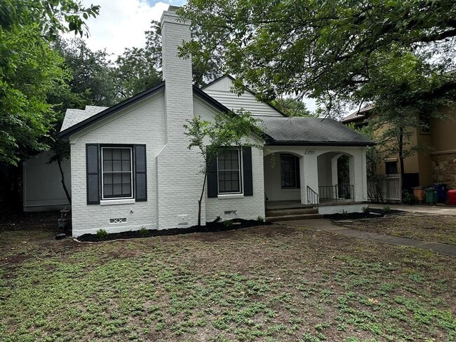 2404 Indian Trail in Austin, TX - Building Photo - Building Photo