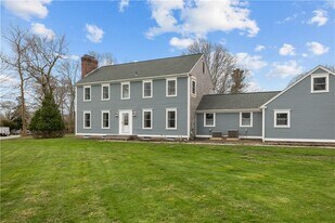 155 Taylor Rd in Portsmouth, RI - Building Photo