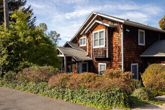 4 Hillside Ct in Huntington, NY - Building Photo - Building Photo