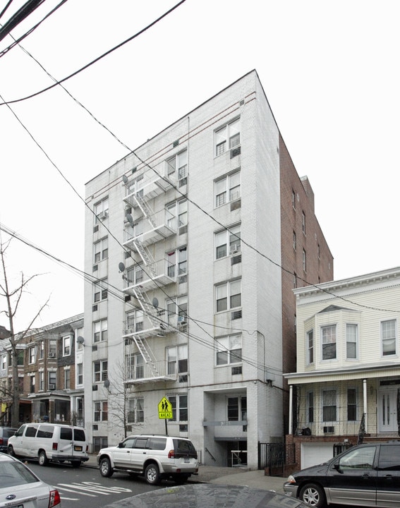 2725 Creston Ave in Bronx, NY - Building Photo