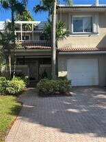 10233 NW 52nd Ln in Doral, FL - Building Photo