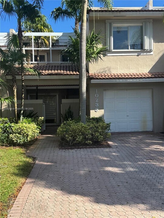 10233 NW 52nd Ln in Doral, FL - Building Photo