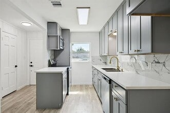 303 N Delphine St in Terrell, TX - Building Photo - Building Photo