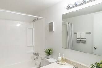 Pine Hill Apartments in Howell, MI - Foto de edificio - Interior Photo