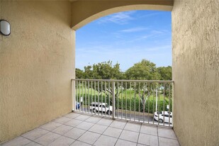 7085 Nova Dr, Unit 319 in Davie, FL - Foto de edificio - Building Photo