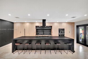 7711 Miami View Dr in North Bay Village, FL - Building Photo