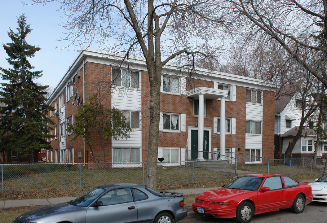 2738 Pillsbury Ave in Minneapolis, MN - Foto de edificio