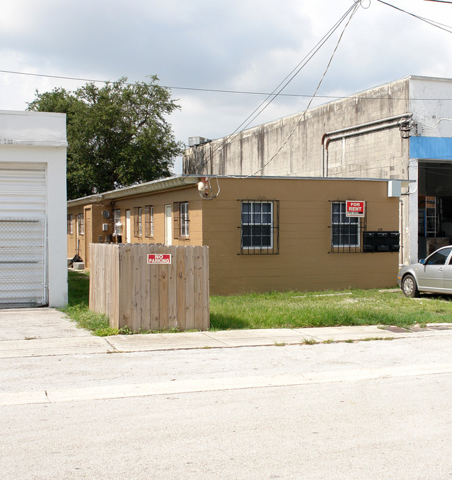 330 NE 70th St in Miami, FL - Foto de edificio - Building Photo