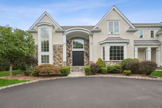 124 Essex Dr in Tenafly, NJ - Foto de edificio - Building Photo