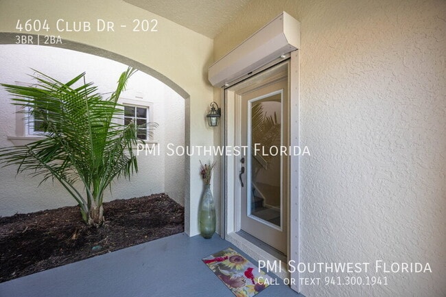 4604 Club Dr in Port Charlotte, FL - Building Photo - Building Photo