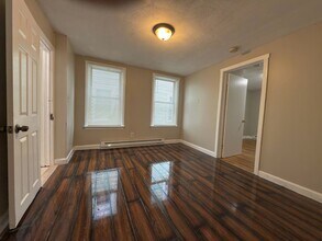 25 Holman St, Unit 1 in Attleboro, MA - Foto de edificio - Building Photo