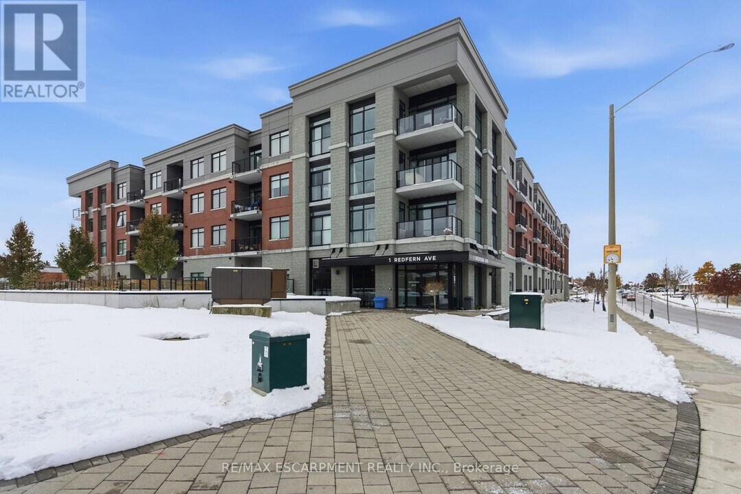 1 Redfern Ave in Hamilton, ON - Building Photo