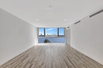 301 Lake Shore Dr in Lake Park, FL - Building Photo - Building Photo